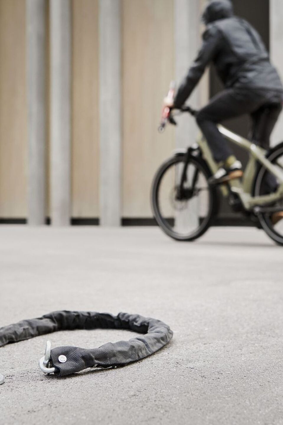 GPS-Tracker  Durchtrenntes Fahrradschloss auf dem Boden