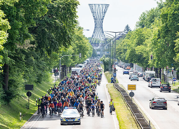 Viele Radfahrende auf einer Münchener Straße, die sonst dem Autoverkehr vorenhalten ist.